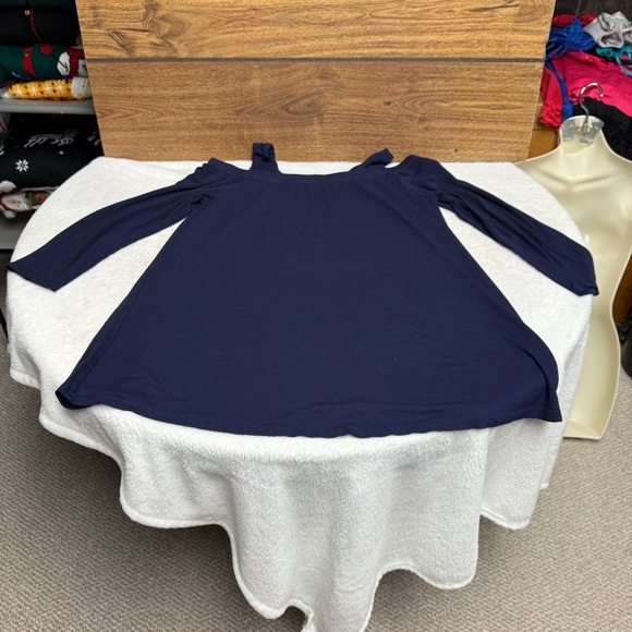 Avon size small (4-6) Navy Blue 3/4 Sleeve Relaxed Tunic Blouse off shoulder - Picture 2 of 7